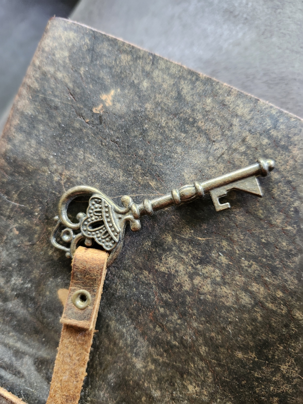 Vintage-Style Brown Journal Bag/Book with Key Charm - Picture 4 of 6